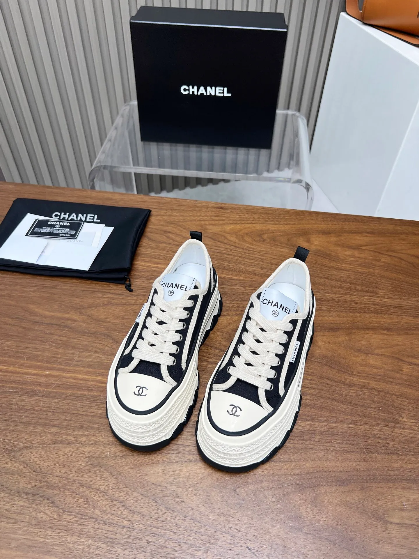👟👟Ex-factory price 480👟👟 Top version, original quality! ! ! Chanel Chanel - 2025 biscuit shoes, the top casual sports shoes in the counter. This classic design; the style of the upper is made of various craftsmanship; the outsole is fashionable and sporty; the unusual inclusion of a variety of color matching elements... The diversified mix and match is very beautiful and versatile, casual, fashionable, sports and outdoor can be taken into account... ꫛꫀꪝ Go➫ Material: ❶Upper made of: original canvas ❷Inside made of: sheepskin ❸Outsole based on: Original TPU combination outsole, counter quality packaging, complete set for women 35–40